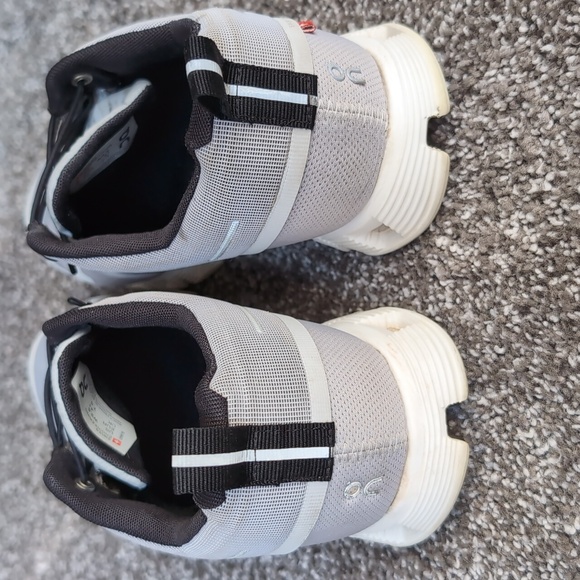 On Running Women's 9.5 med CLOUD 5 WATERPROOF running shoes - Glacier/White - Picture 6 of 11